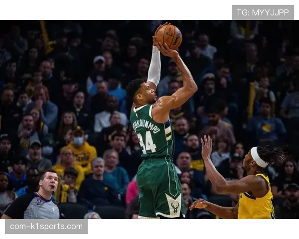 雄鹿字母哥攻防转换无可阻挡，但半场阵地战进攻套路相对单一